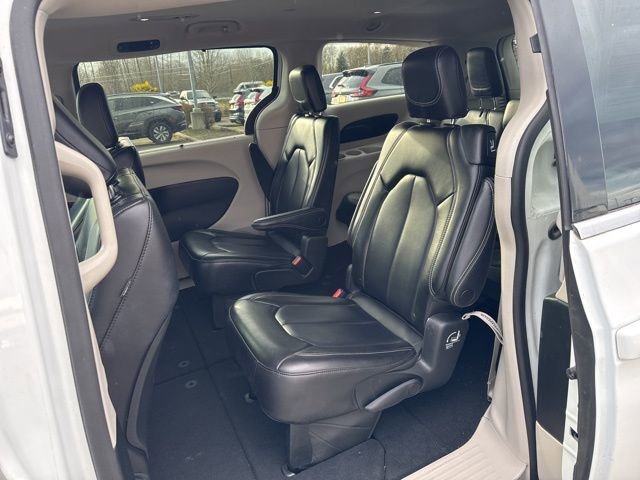 Used 2023 Chrysler Pacifica Touring-L image 17