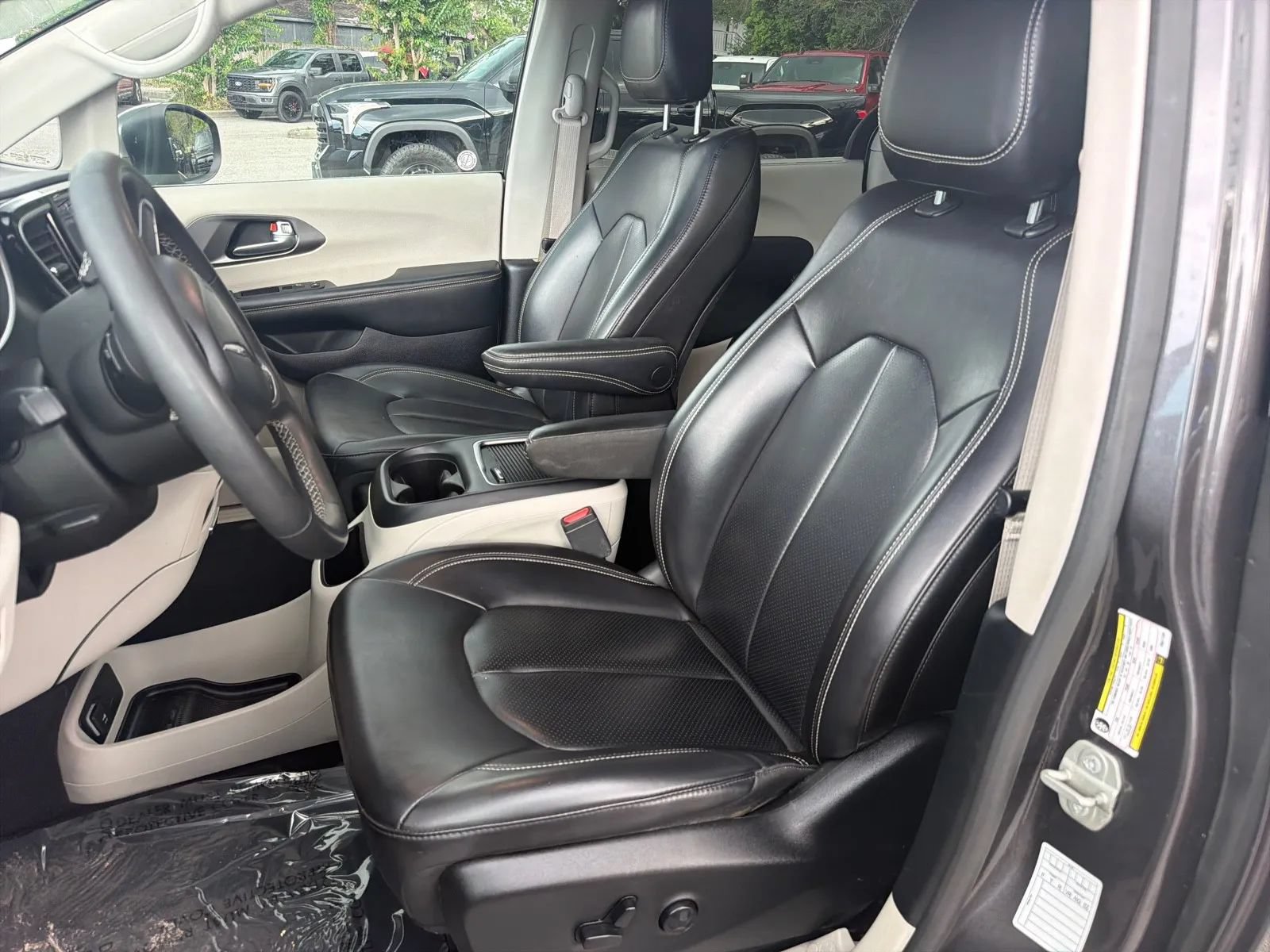 Used 2023 Chrysler Pacifica Touring-L FWD image 11