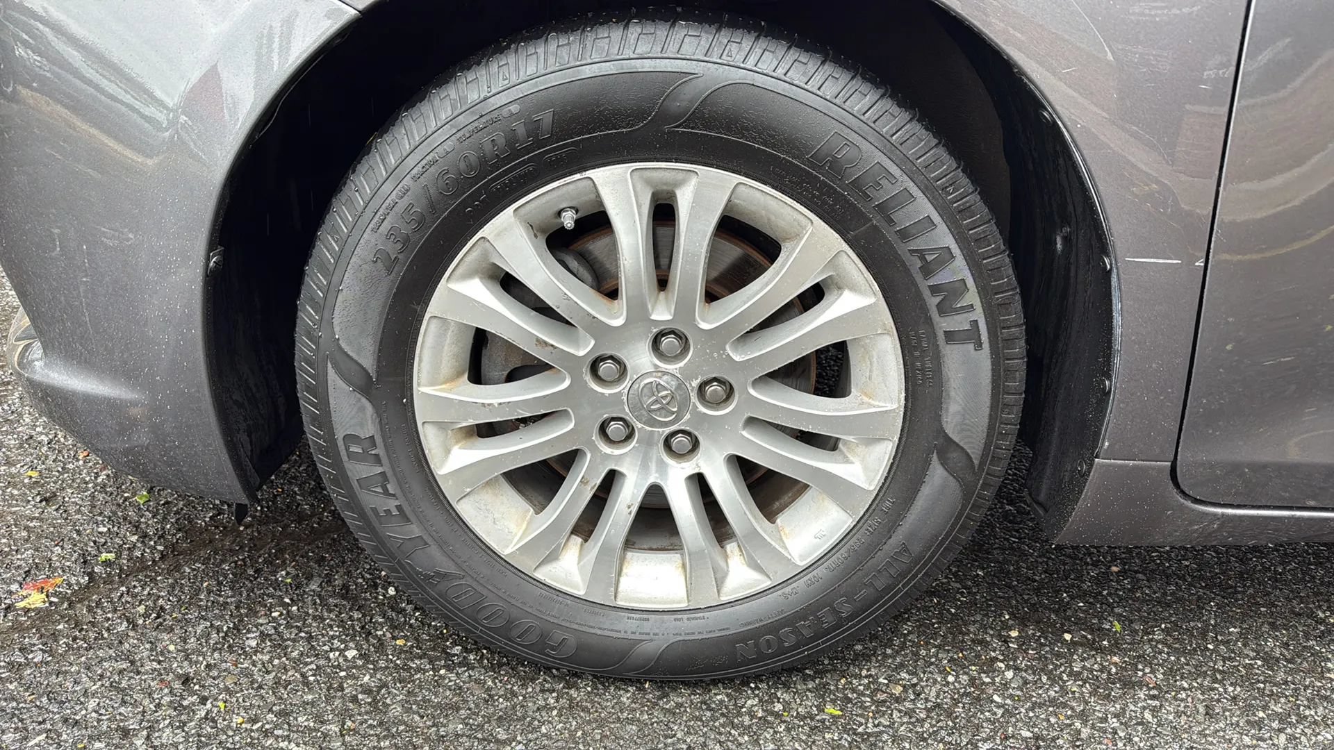 Used 2013 Toyota Sienna XLE FWD image 9