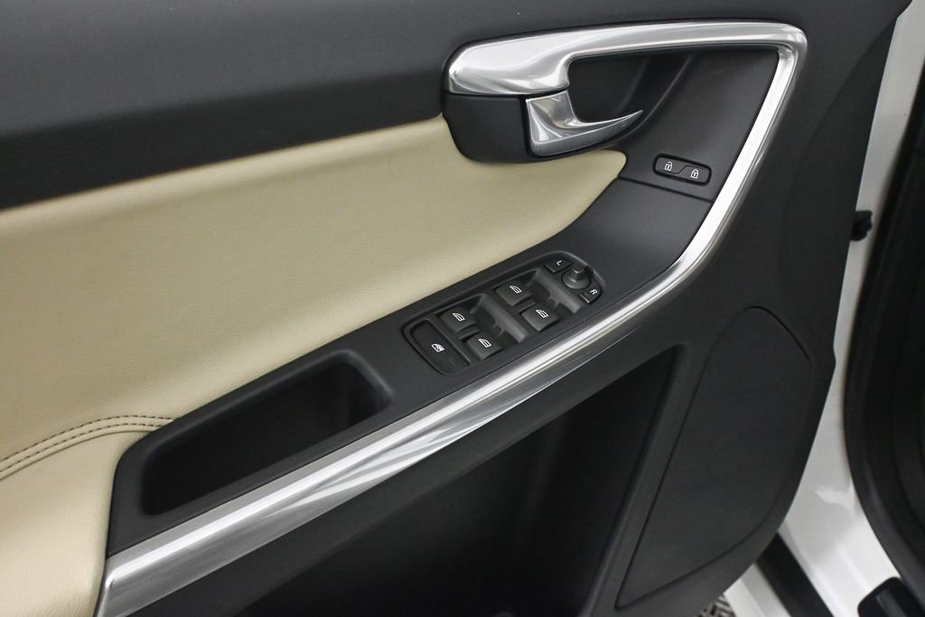 Used 2016 Volvo XC60 T5 Premier w/ Proximity Package FWD image 8