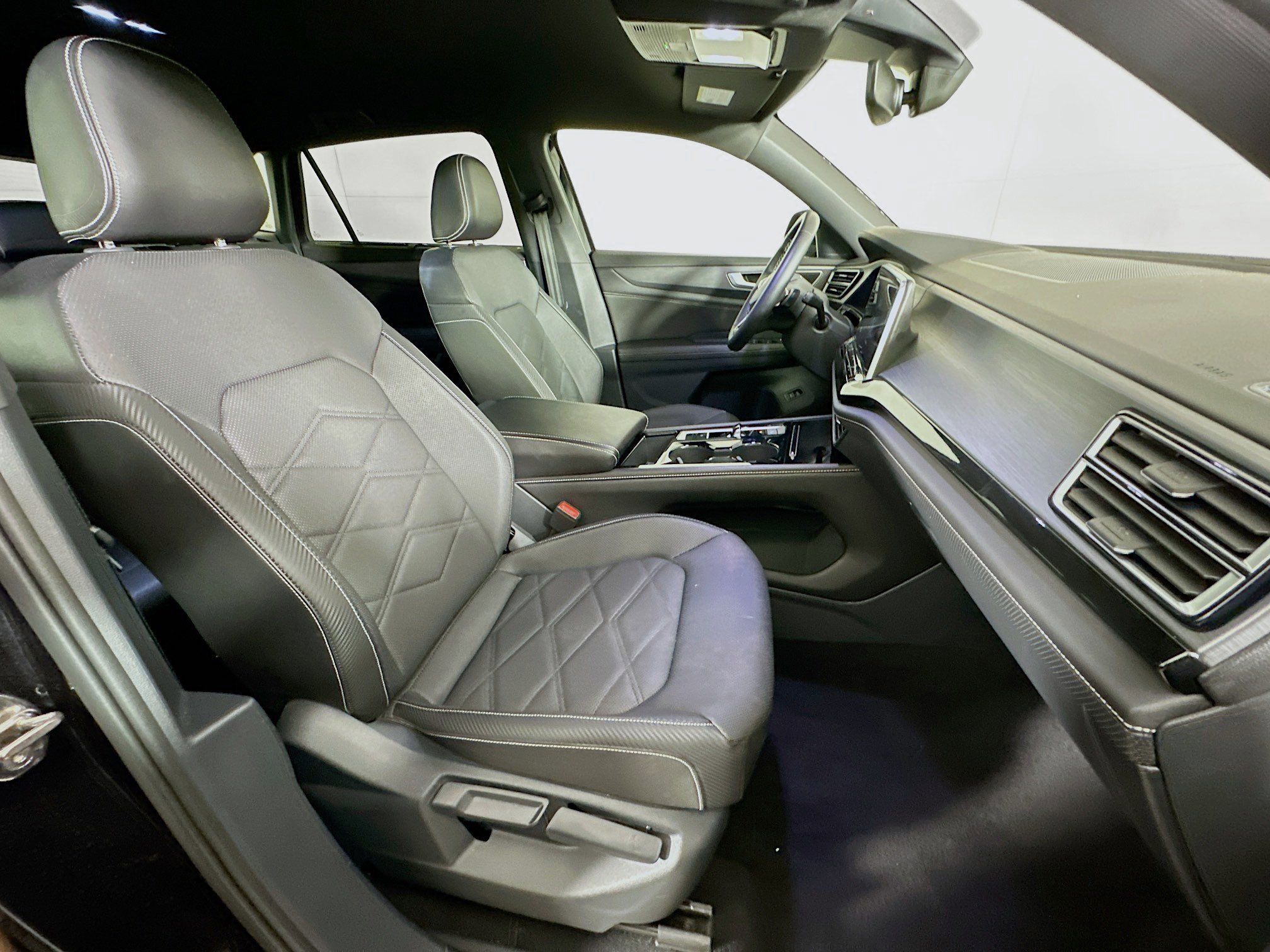 Used 2025 Volkswagen Atlas Cross Sport SE image 30