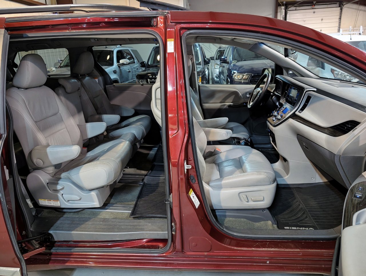 Used 2017 Toyota Sienna XLE Premium image 28