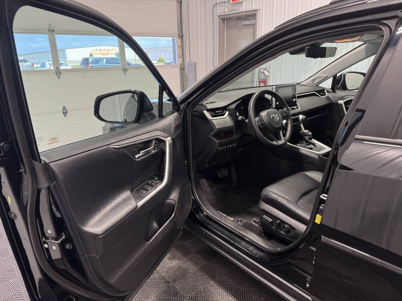 Used 2020 Toyota RAV4 Limited AWD/4WD image 9