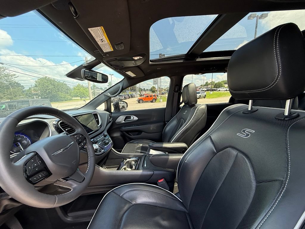 Used 2025 Chrysler Pacifica Limited FWD image 12