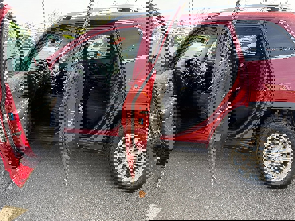 Used 2019 Jeep Cherokee Latitude w/ Popular Appearance Group image 9