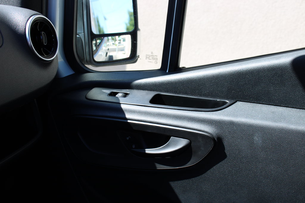 Used 2025 Mercedes-Benz Sprinter 2500 image 18