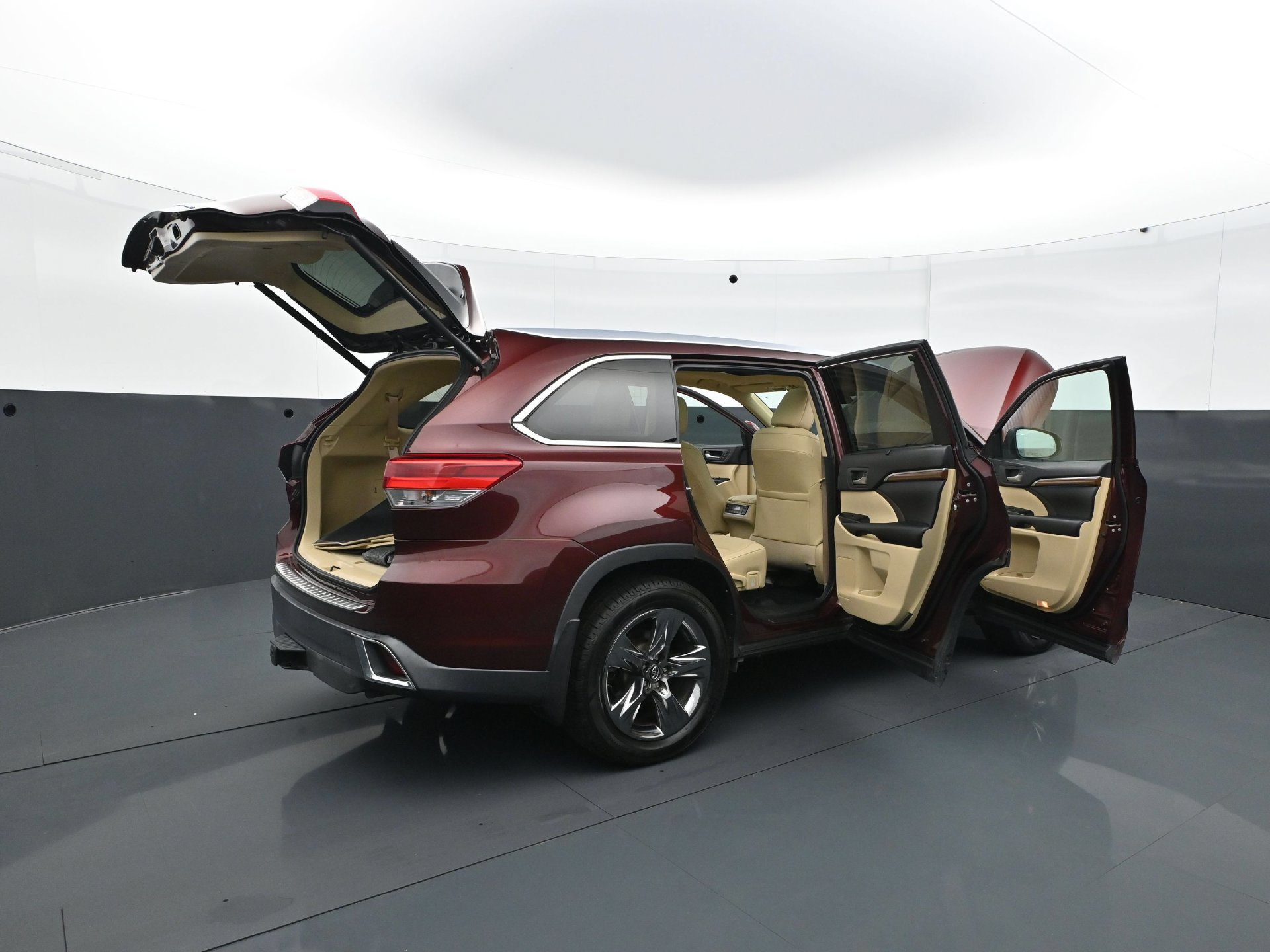 Used 2018 Toyota Highlander Limited Platinum w/ Carpet Mat Package (TMS) AWD/4WD image 32