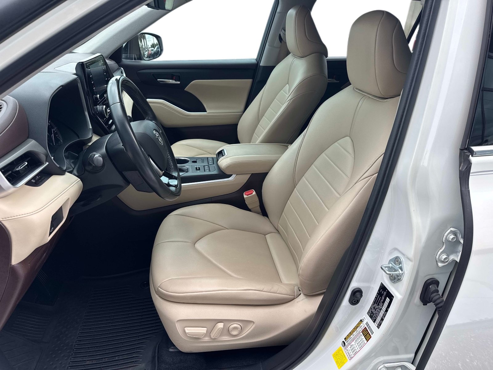 Used 2021 Toyota Highlander XLE AWD/4WD image 22