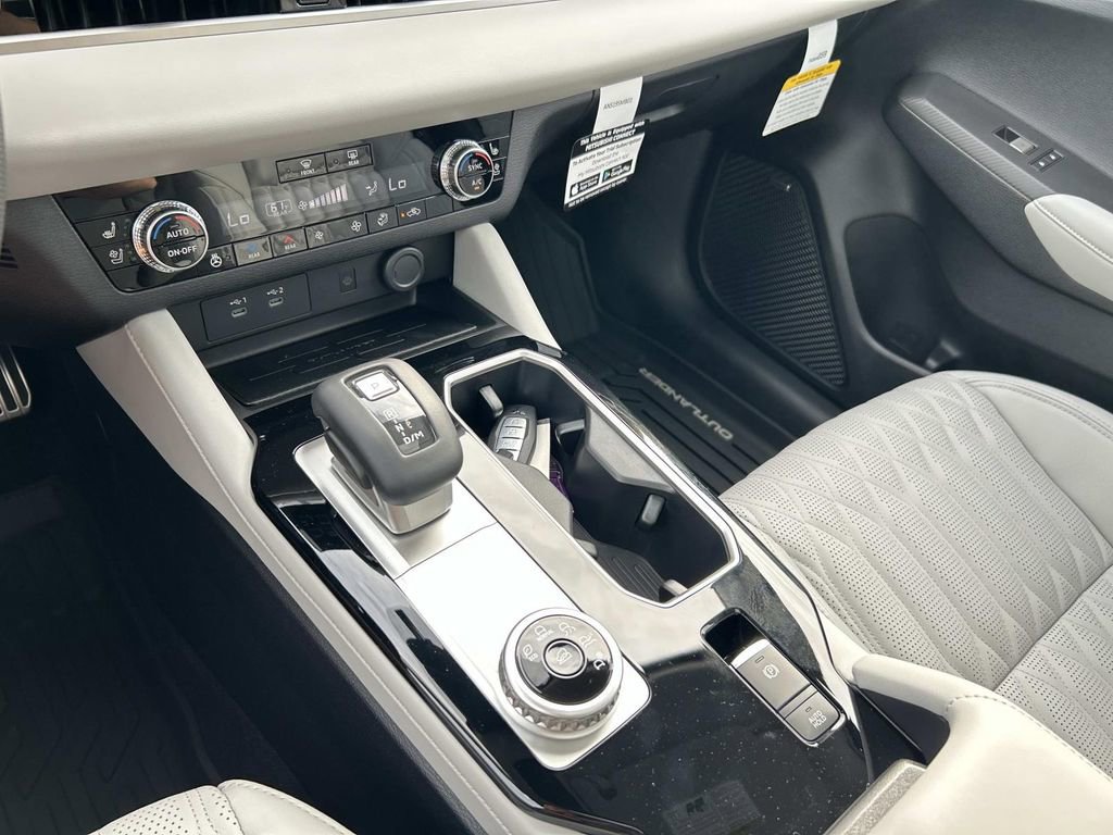 New 2025 Mitsubishi Outlander SEL image 30