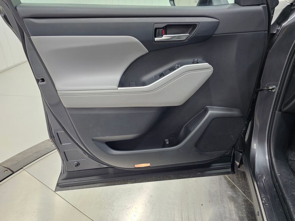 Used 2022 Toyota Highlander XLE image 38