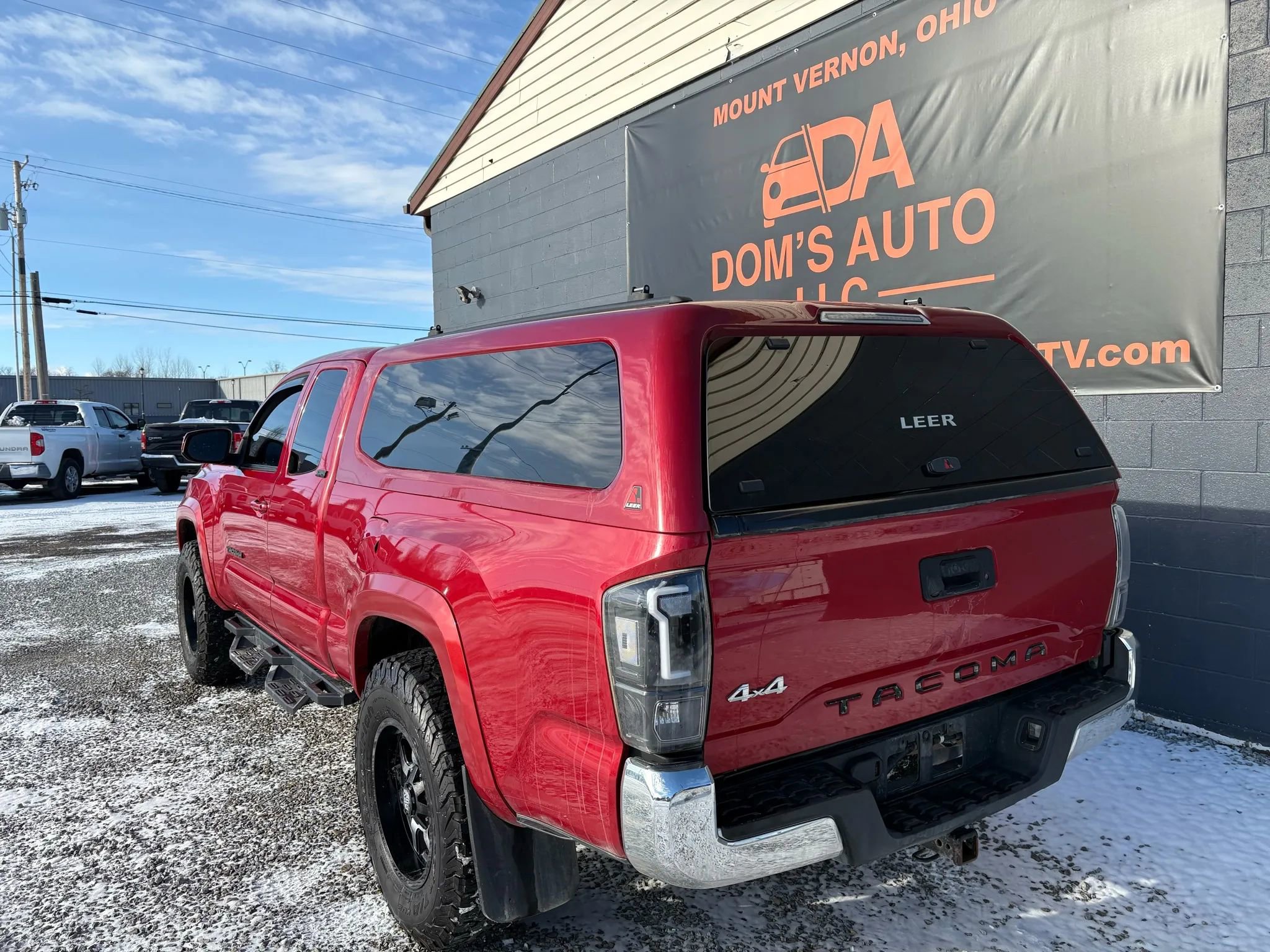 Used 2018 Toyota Tacoma SR5 w/ SR5 Appearance Package (SM) image 2