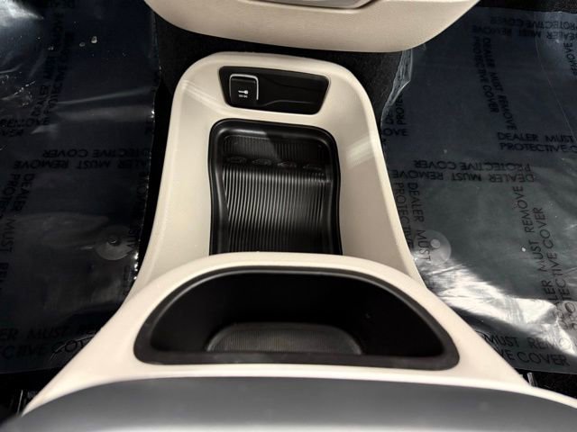 Used 2024 Chrysler Pacifica Touring-L image 40