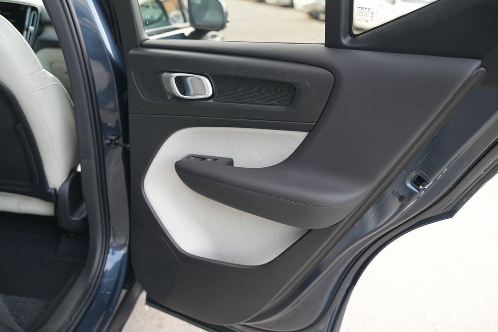 Used 2021 Volvo XC40 T5 Momentum w/ Premium Package image 45