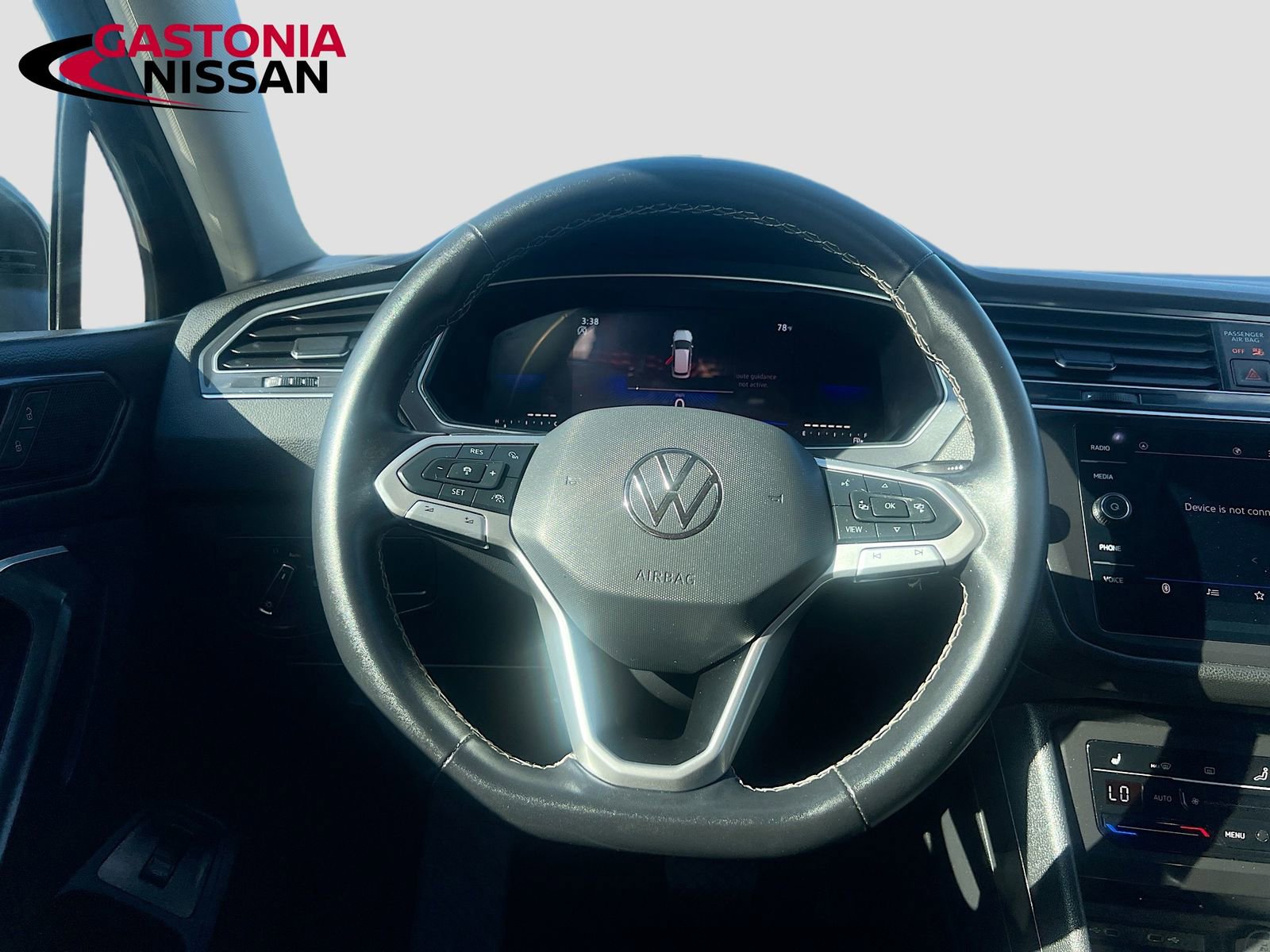 Used 2024 Volkswagen Tiguan SE image 30