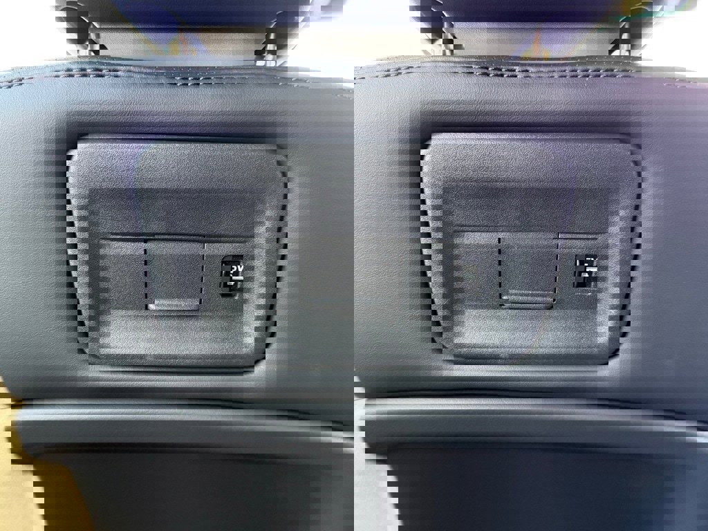 Certified 2025 Land Rover Discovery Dynamic SE image 38