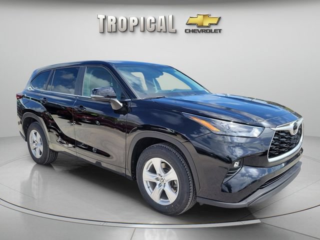 Used 2024 Toyota Highlander LE FWD image 4