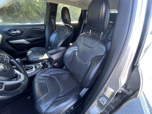 Used 2017 Jeep Cherokee Overland w/ Technology Group FWD image 19