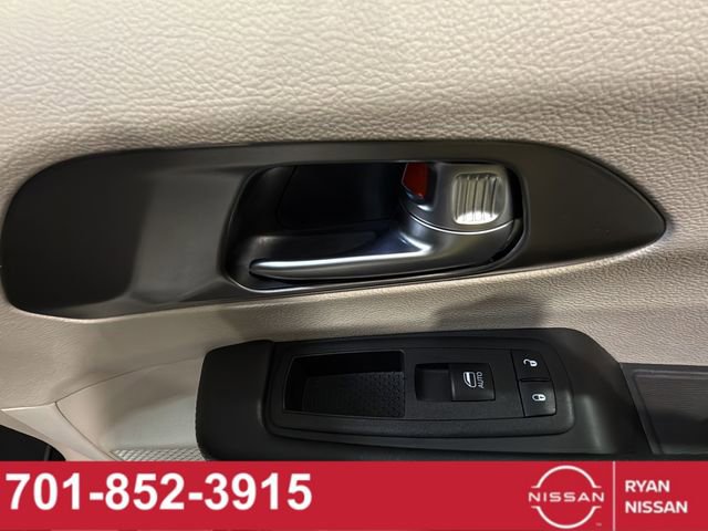 Used 2023 Chrysler Pacifica Touring-L image 30