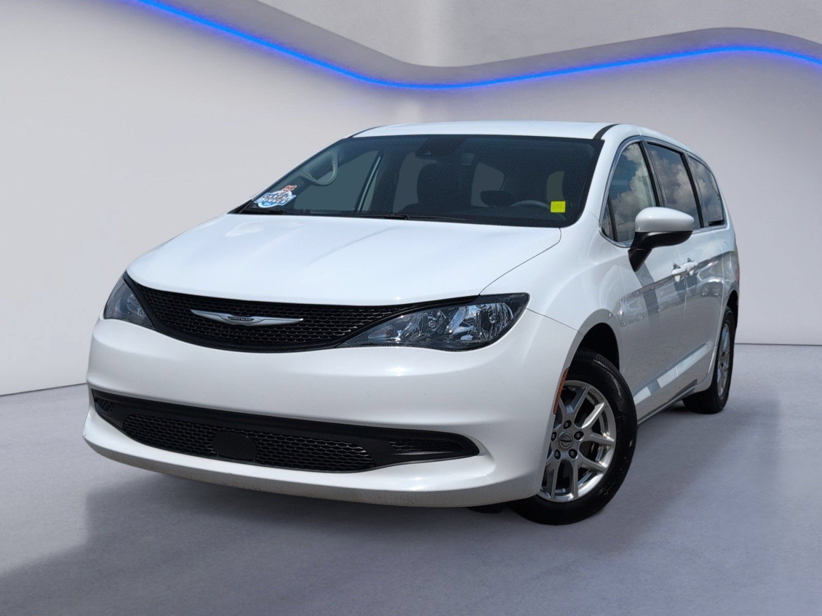 Used 2023 Chrysler Voyager LX FWD image 2