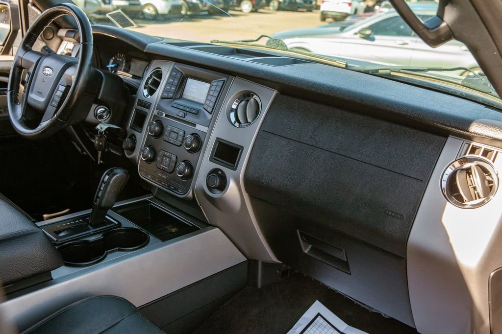 Used 2017 Ford Expedition XLT w/ Equipment Group 201A AWD/4WD image 11