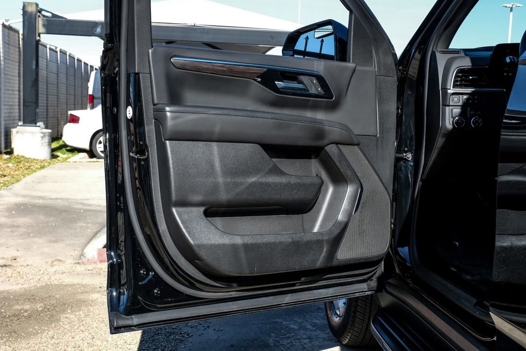 Used 2025 Chevrolet Suburban LS image 44