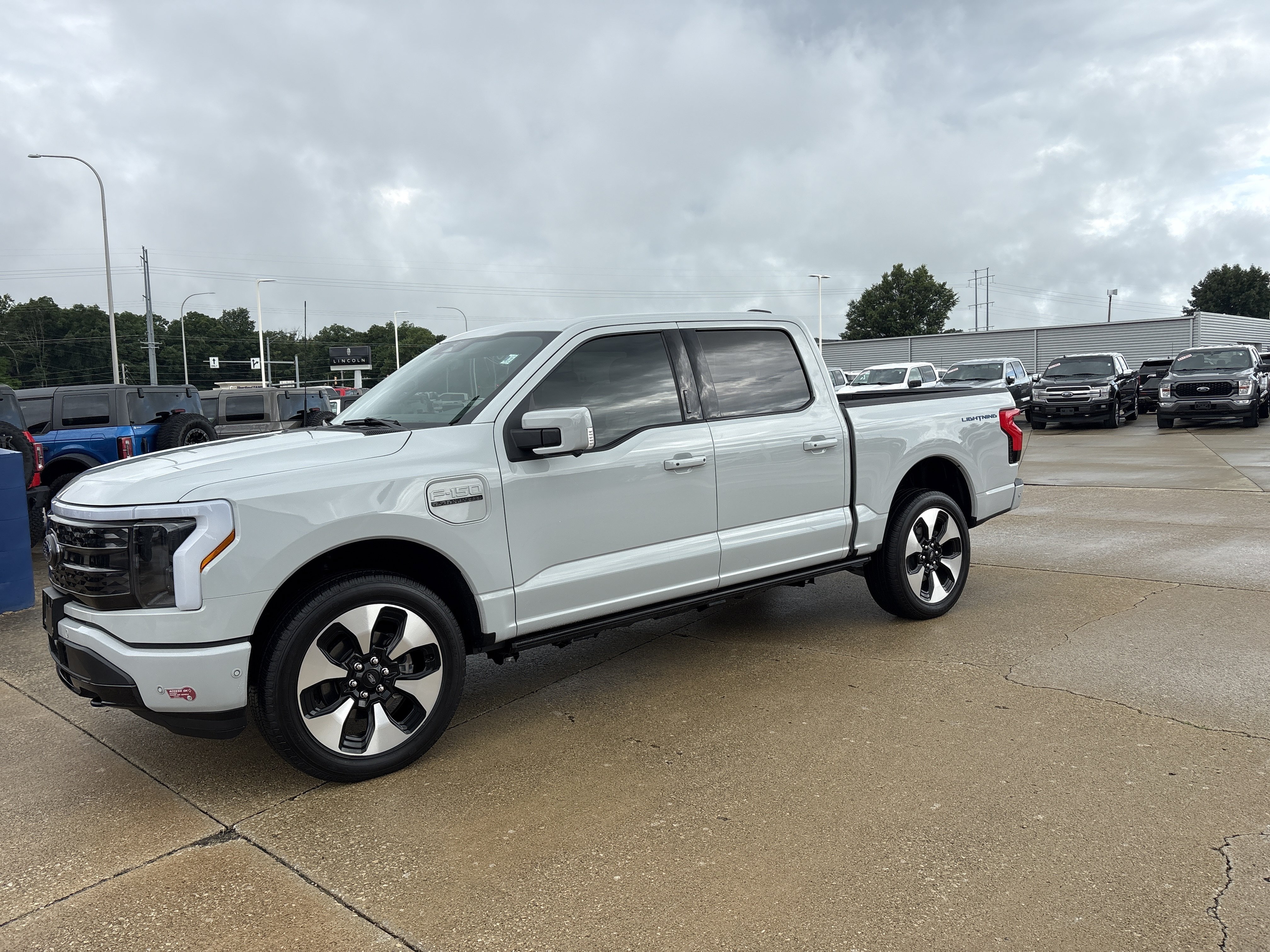 Used 2023 Ford F150 Lightning Platinum AWD/4WD image 3
