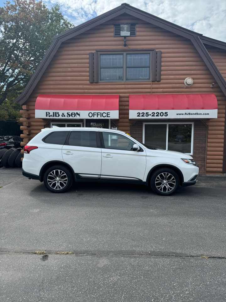 Used 2018 Mitsubishi Outlander ES image 2