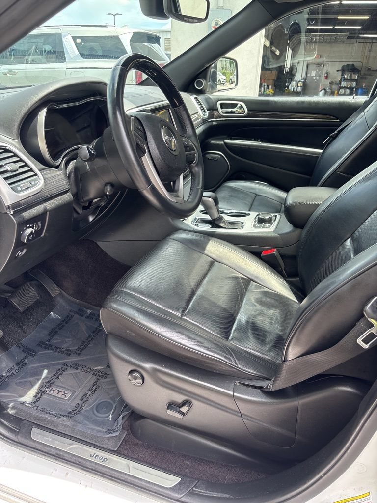 Used 2018 Jeep Grand Cherokee Overland w/ Interior Metal Package AWD/4WD image 13