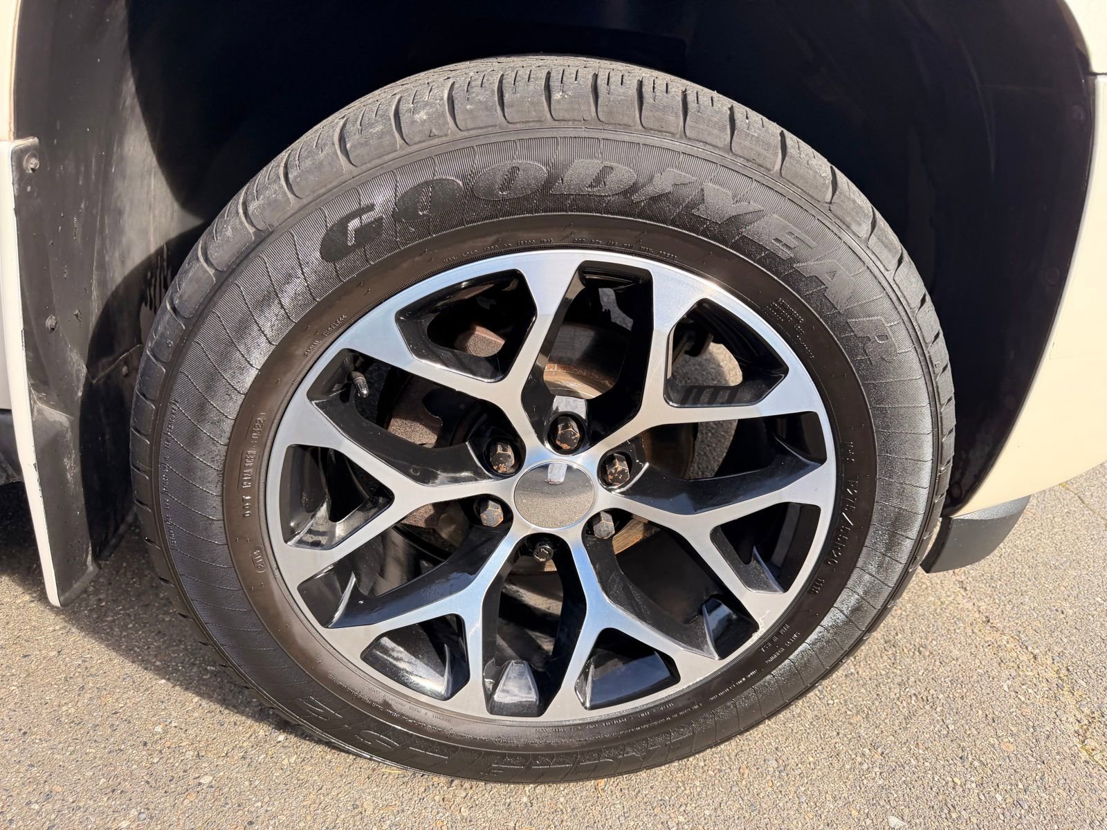 Used 2013 Chevrolet Avalanche LTZ AWD/4WD image 4