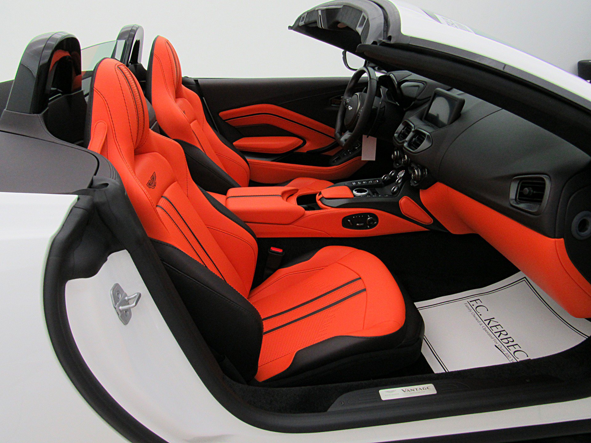 Used 2023 Aston Martin V8 Vantage Roadster RWD image 34