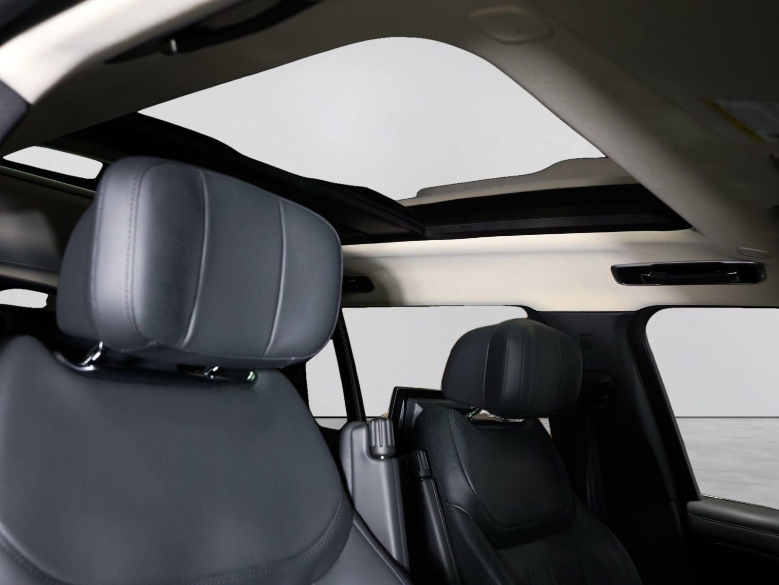 Used 2023 Land Rover Range Rover Long Wheelbase Autobiography image 16