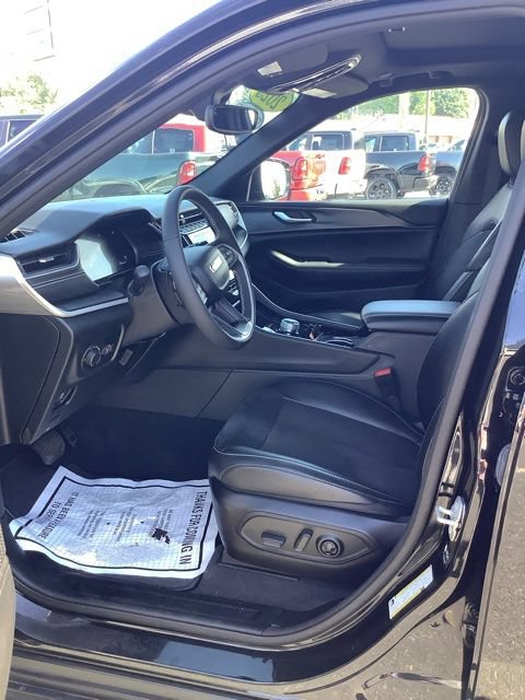 Used 2023 Jeep Grand Cherokee Altitude AWD/4WD image 20