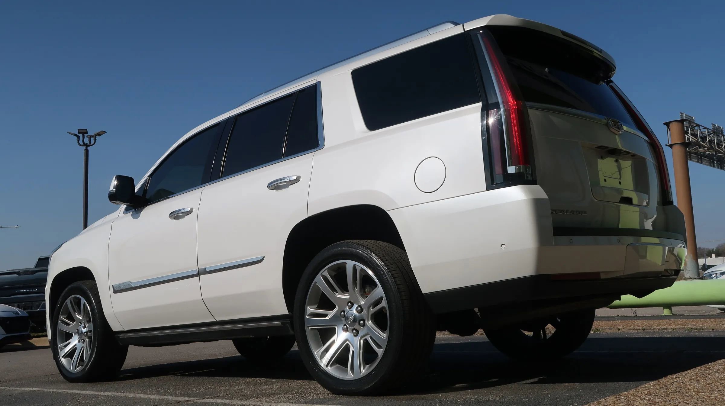 Used 2018 Cadillac Escalade Premium Luxury AWD/4WD image 13