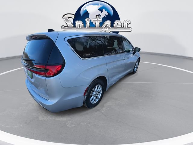 Used 2024 Chrysler Pacifica Touring-L image 9