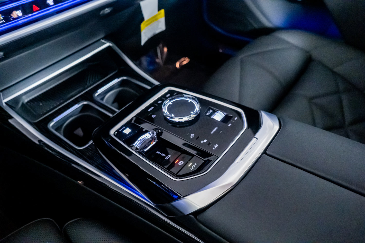 Used 2025 BMW 740i w/ Premium Package RWD image 36