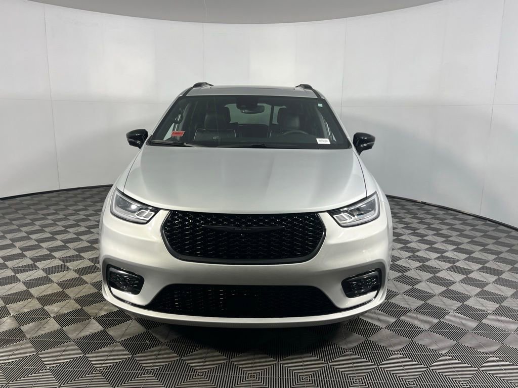 Used 2024 Chrysler Pacifica Premium image 4