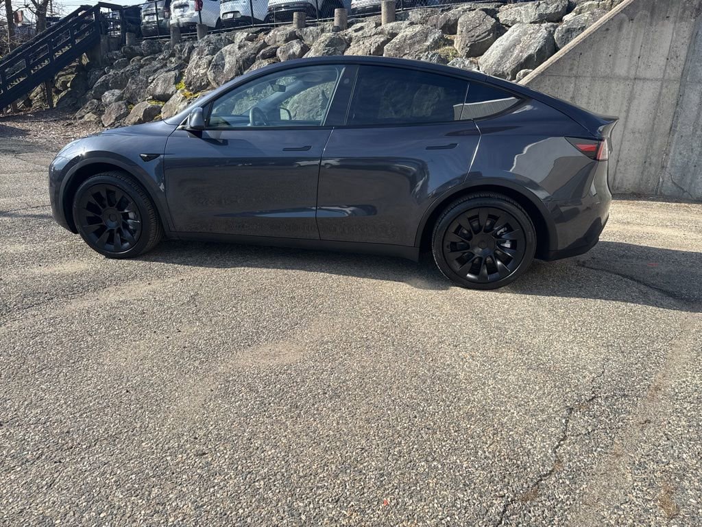 Used 2024 Tesla Model Y Long Range AWD/4WD image 2