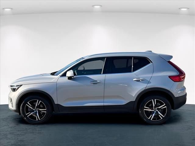 Used 2023 Volvo XC40 B5 Plus AWD/4WD image 13