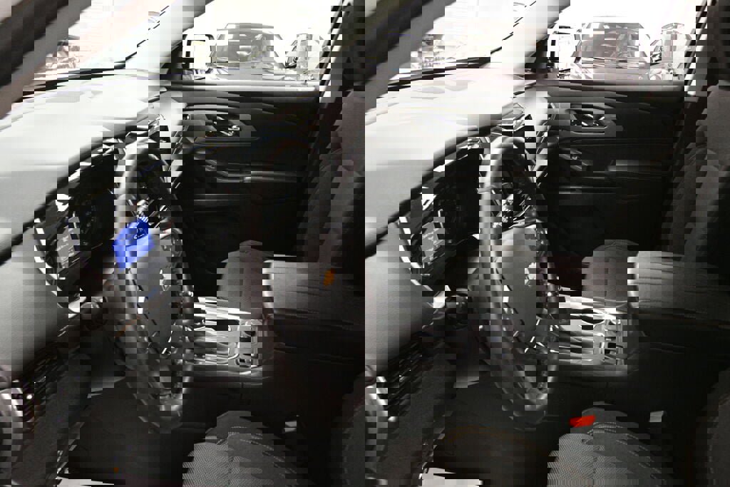 Used 2020 Chevrolet Traverse LT image 18