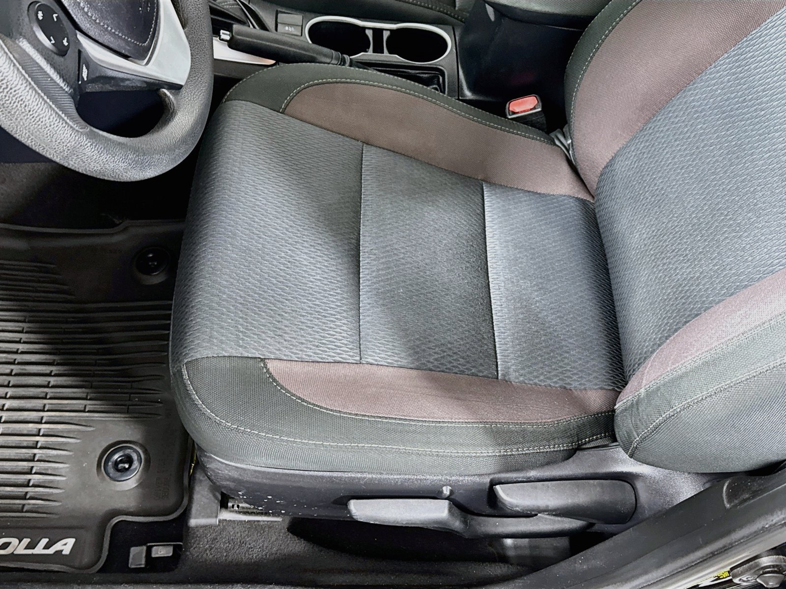 Used 2018 Toyota Corolla LE FWD image 15