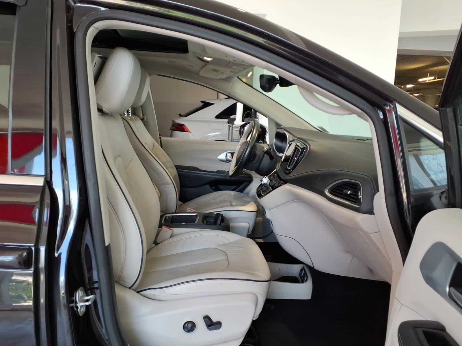 Used 2018 Chrysler Pacifica Limited w/ Advanced Safetytec Group FWD image 19