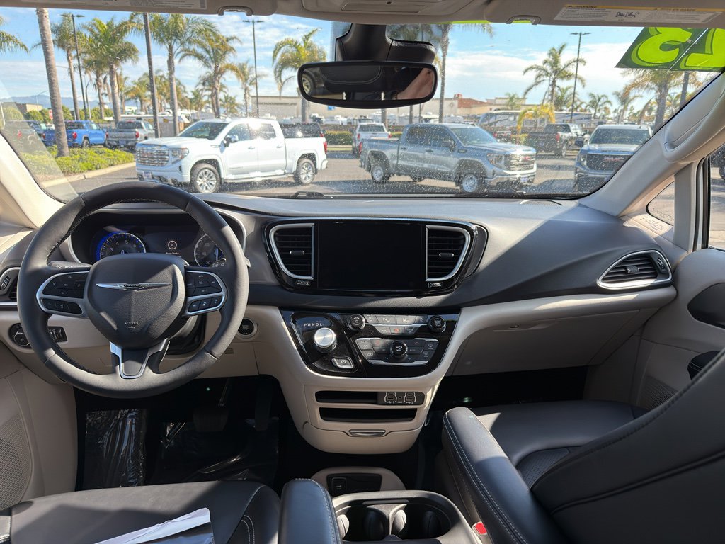 Used 2023 Chrysler Pacifica Touring-L image 10