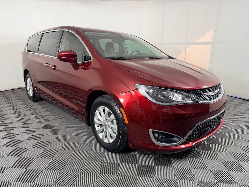 Used 2018 Chrysler Pacifica Touring Plus FWD image 3
