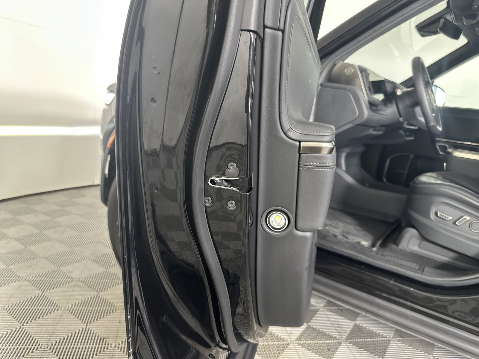 Used 2022 Rivian R1S Launch Edition image 29