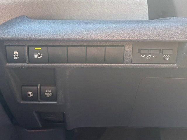 Used 2023 Toyota Sienna XLE image 6