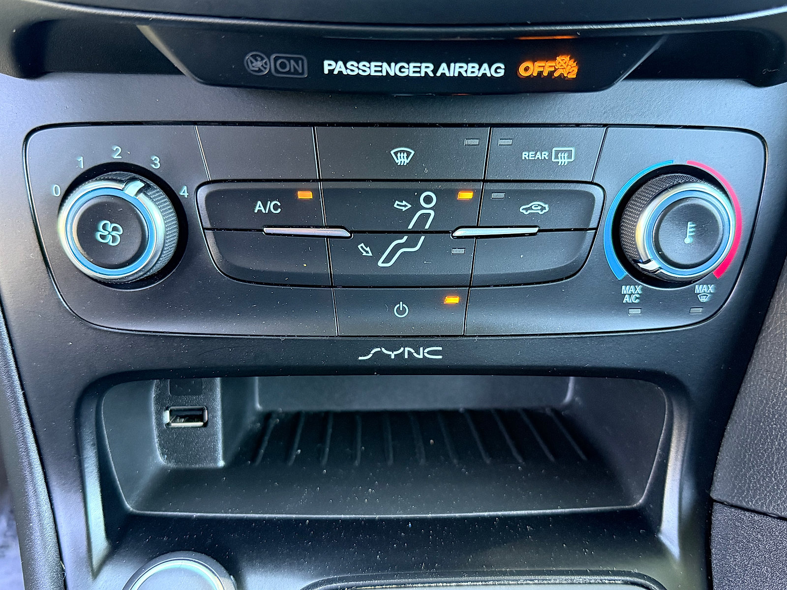 Used 2015 Ford Focus SE w/ SE Sport Package FWD image 26