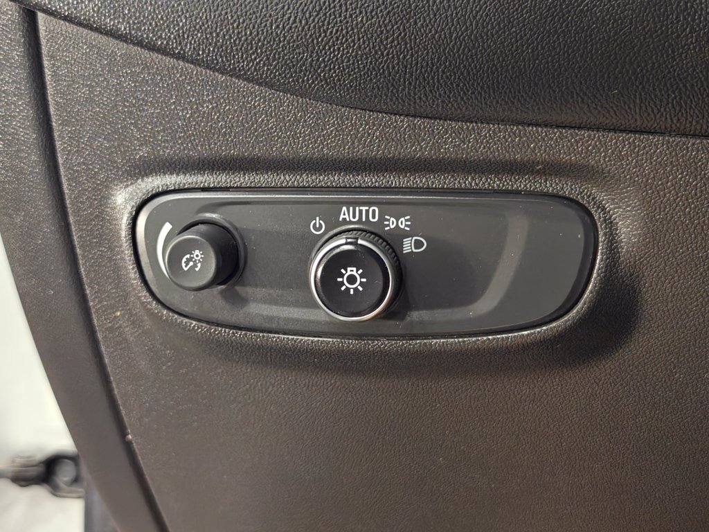 Used 2021 Chevrolet Equinox LS w/ LS Convenience Package FWD image 37