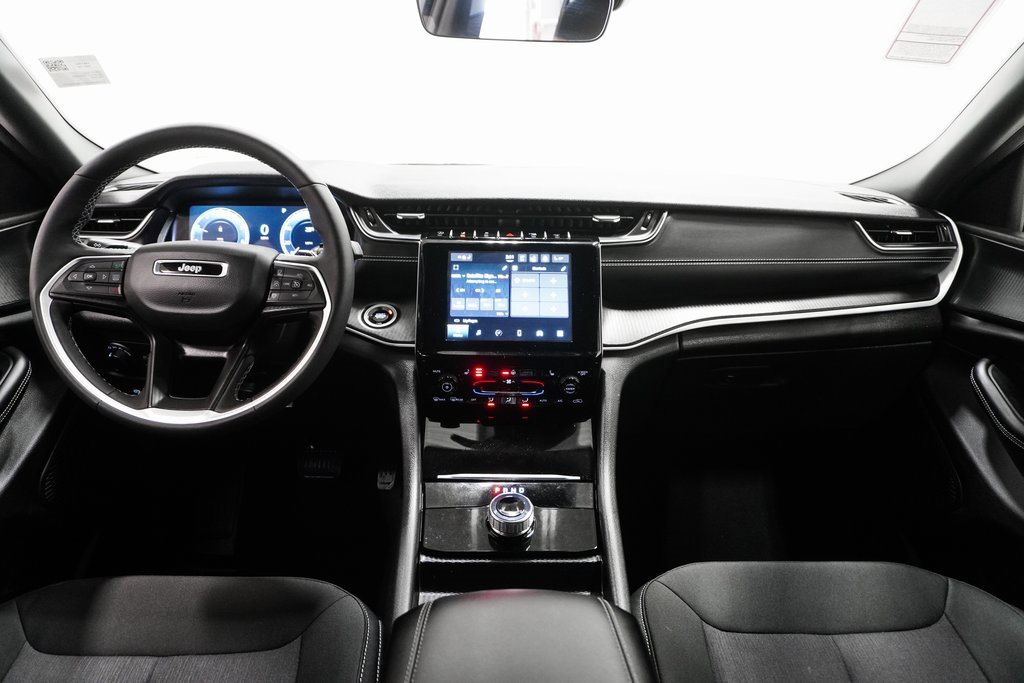 Certified 2025 Jeep Grand Cherokee Laredo w/ Luxury Tech Group I image 13