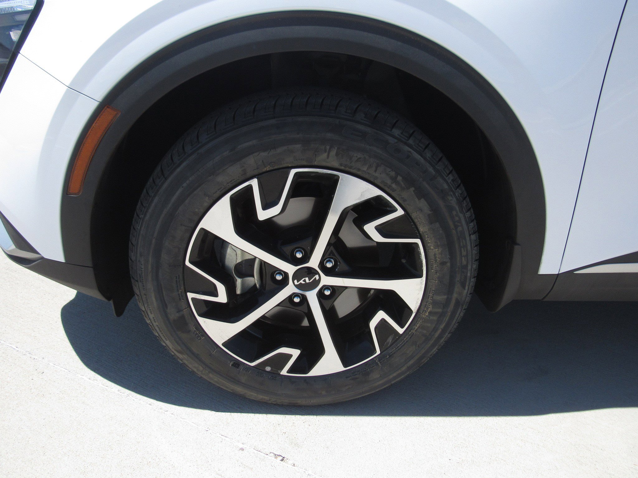 Used 2023 Kia Sportage EX image 4