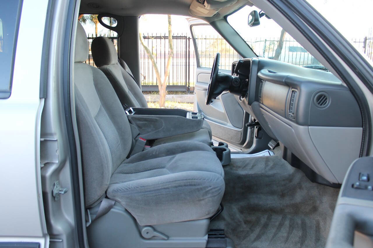 Used 2005 Chevrolet Suburban LS image 35